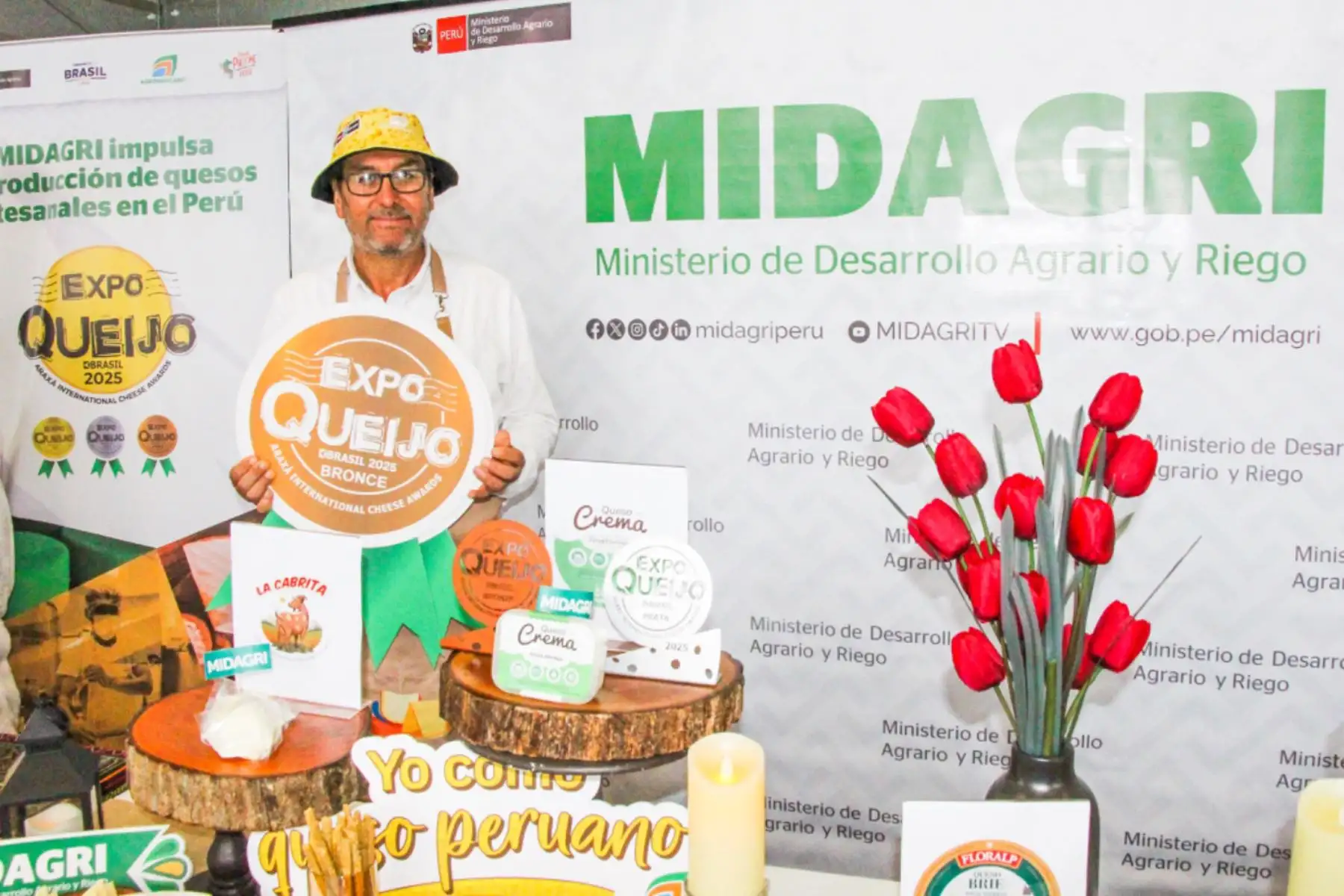 Julio Coronel representante de Lácteos Conga se siente orgulloso de haber ganado medallas de plata y bronce para sus quesos crema natural y finas hierbas, que son una innovación para la provincia de Chota en la región Cajamarca. Foto: ANDINA/Difusión