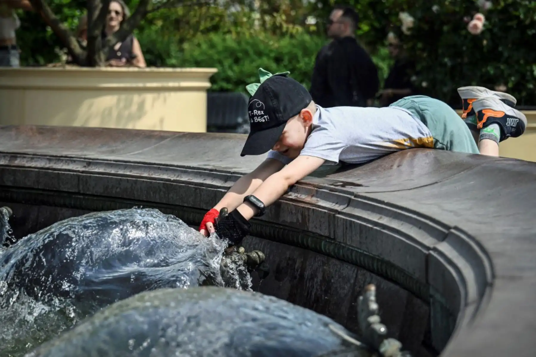 Un niño se refresca en una fuente frente al Teatro Bolshói de Moscú. La temperatura en Moscú ha alcanzado los 32 grados Celsius (90 °F) y se prevé que alcance los 36 grados Celsius (97 °F) para finales de semana. 
Foto: AFP