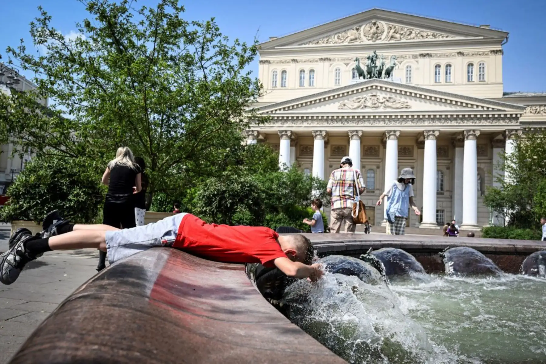 Un niño se refresca en una fuente frente al Teatro Bolshói de Moscú . La temperatura en Moscú ha alcanzado los 32 grados Celsius (90 °F) y se prevé que alcance los 36 grados Celsius (97 °F) para finales de semana.
Foto: AFP