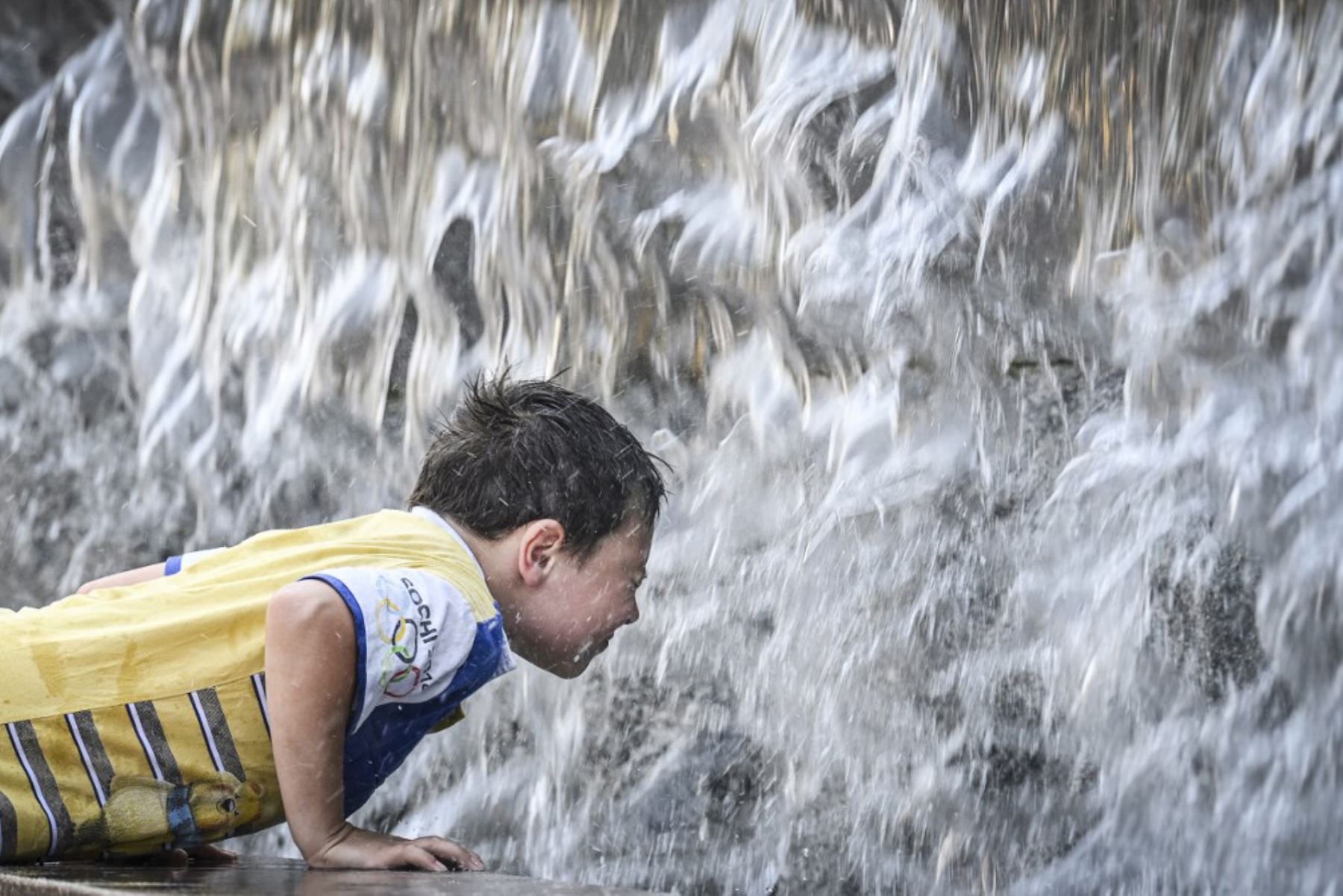 Un niño se refresca en una fuente en Moscú. La temperatura en Moscú ha alcanzado los 32 grados Celsius (90 °F) y se prevé que alcance los 36 grados Celsius (97 °F) para finales de semana. 
Foto: AFP