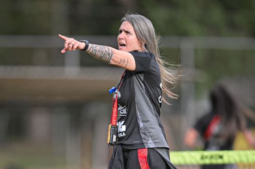 Emily Lima dirigiendo los entrenamientos de la selección peruana femenina de cara a disputar la Copa América 2025