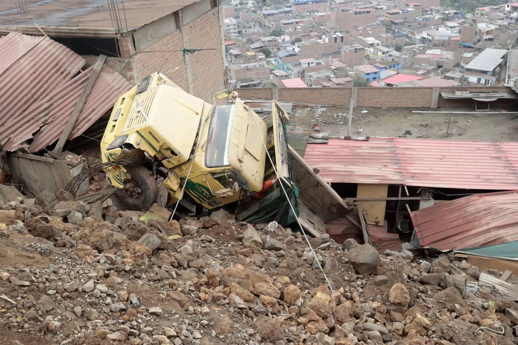 Un camión cayó aparatosamente desde una altura en la zona de Las Terrazas de Catalina Huanca, en el distrito de El Agustino. El vehículo impactó contra dos viviendas. Foto: ANDINA/Vidal Tarqui