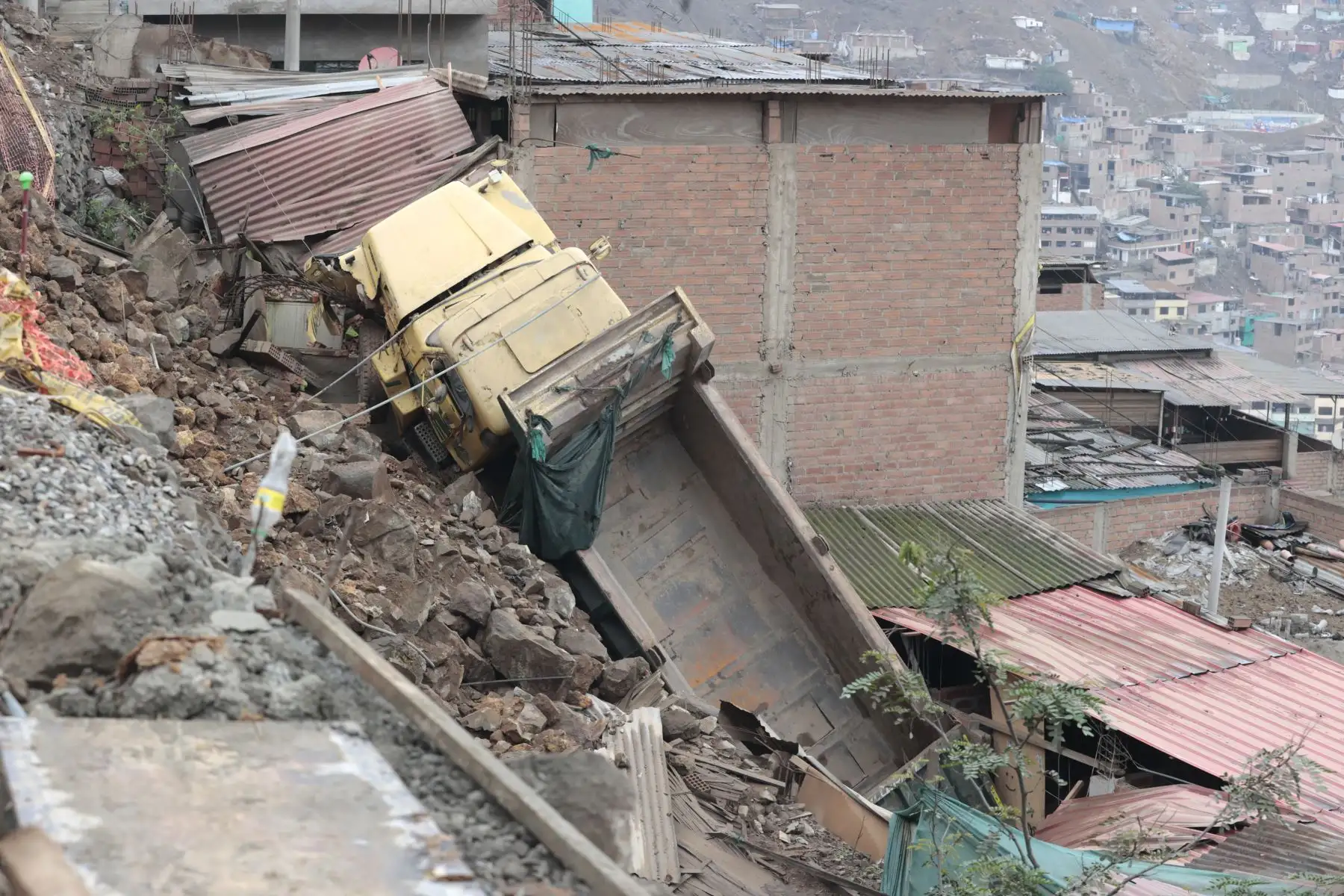Un camión cayó aparatosamente desde una altura en la zona de Las Terrazas de Catalina Huanca, en el distrito de El Agustino. El vehículo impactó contra dos viviendas. Foto: ANDINA/Vidal Tarqui