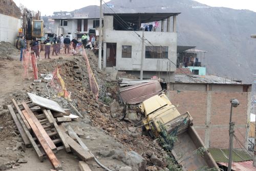 Camión cae desde altura e impacta viviendas en El Agustino: solo se reportan daños materiales