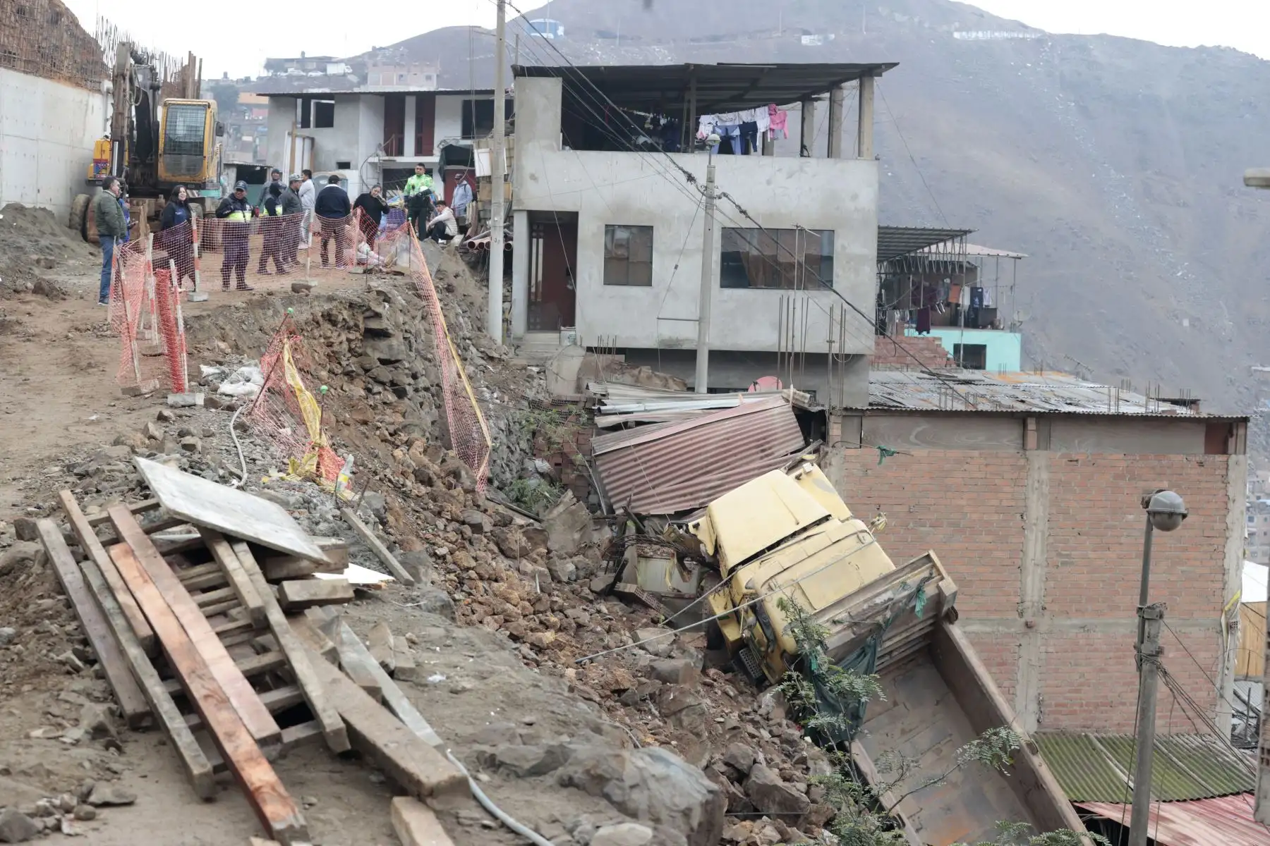 Un camión cayó aparatosamente desde una altura en la zona de Las Terrazas de Catalina Huanca, en el distrito de El Agustino. El vehículo impactó contra dos viviendas. Foto: ANDINA/Vidal Tarqui
