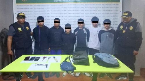 Los menores fueron detenidos en pleno intento de robo. Las armas blanca incautadas fueron registradas como evidencia de hecho. Foto: ANDINA/Difusión