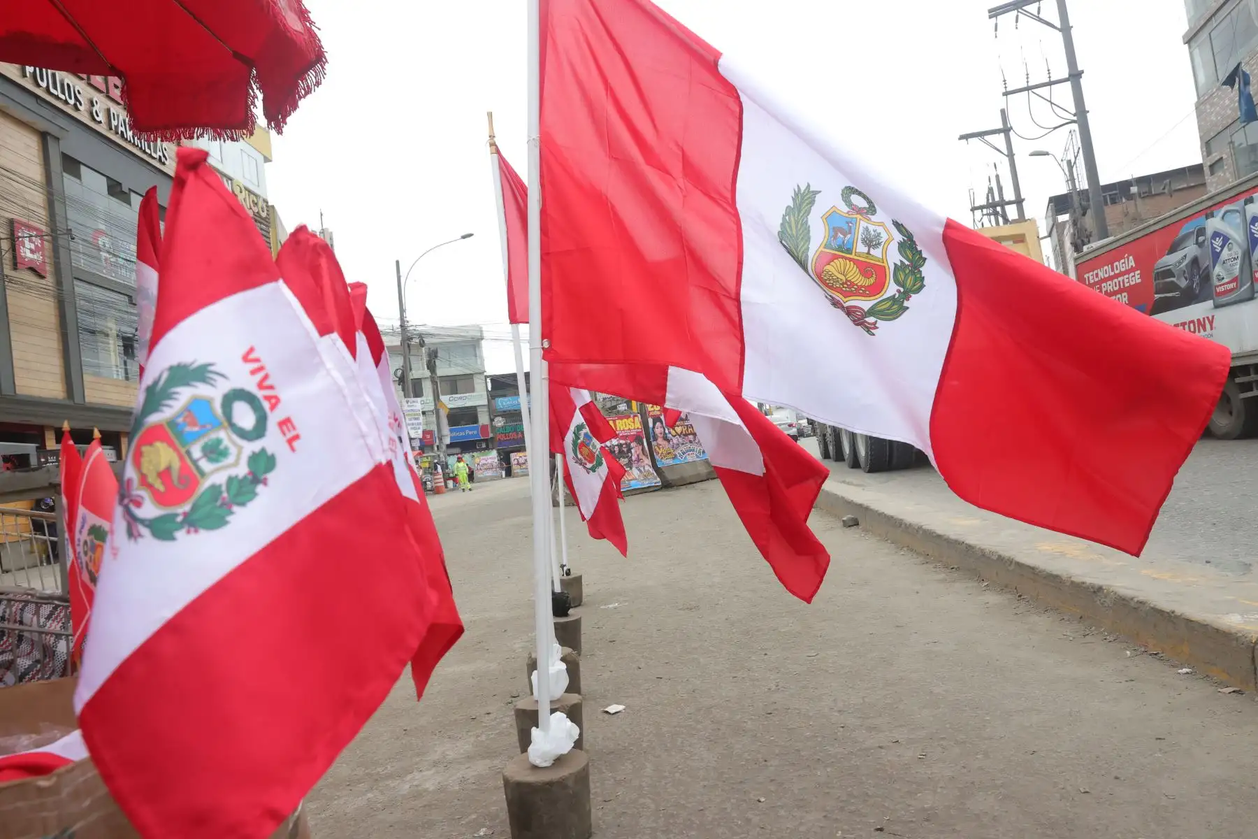 A lo largo de la avenida Nicolás Ayllón, entre los distritos de Santa Anita y Ate Vitarte, se observa el alza de la venta de banderas, escarapelas y otros símbolos patrios a pocas semanas de celebrarse las Fiestas Patrias de Perú. Foto: ANDINA/Melina Mejía