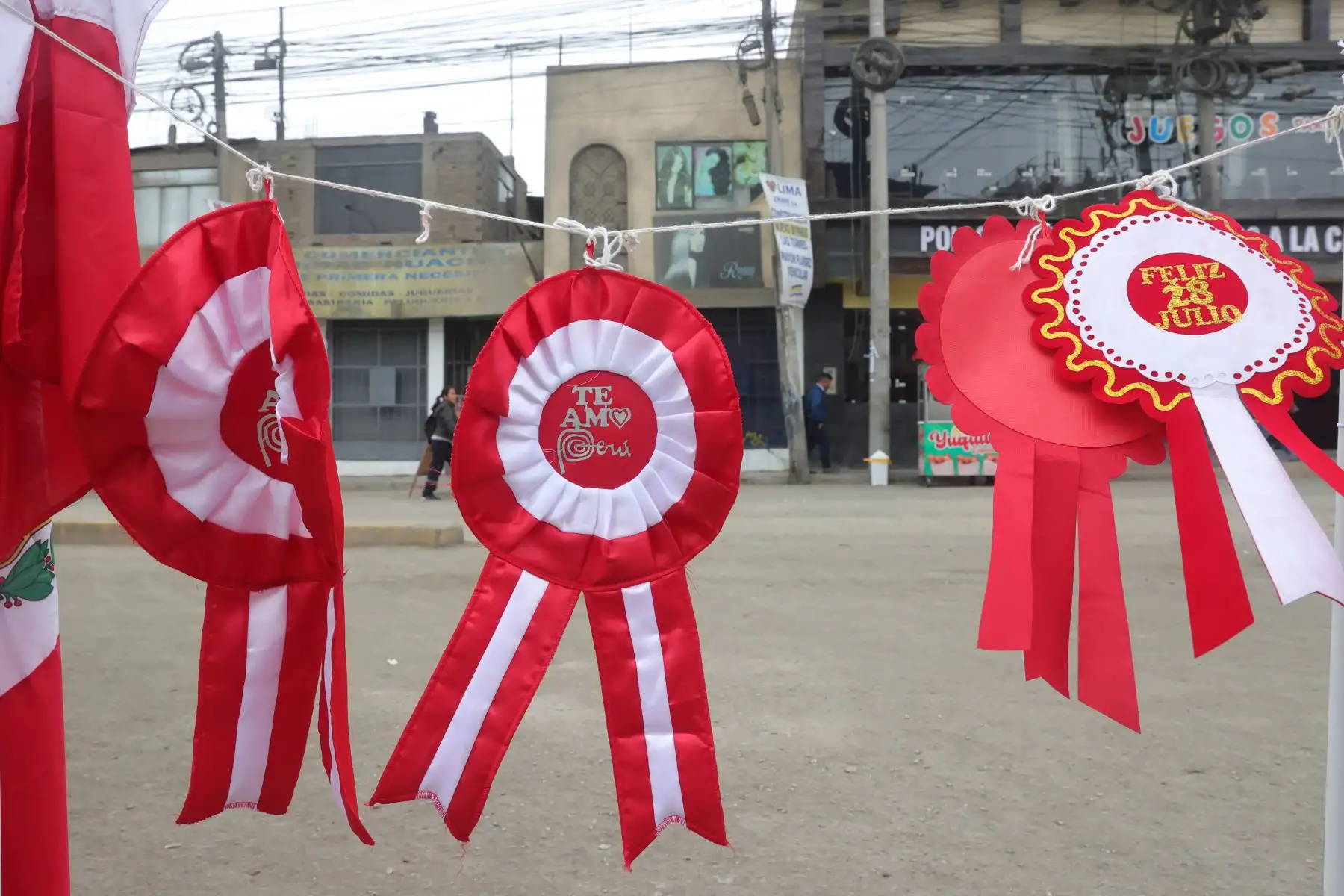 A lo largo de la avenida Nicolás Ayllón, entre los distritos de Santa Anita y Ate Vitarte, se observa el alza de la venta de banderas, escarapelas y otros símbolos patrios a pocas semanas de celebrarse las Fiestas Patrias de Perú. Foto: ANDINA/Melina Mejía