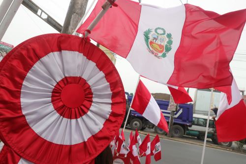 Fiestas Patrias 2025: crece la demanda de banderas y símbolos patrios en Lima