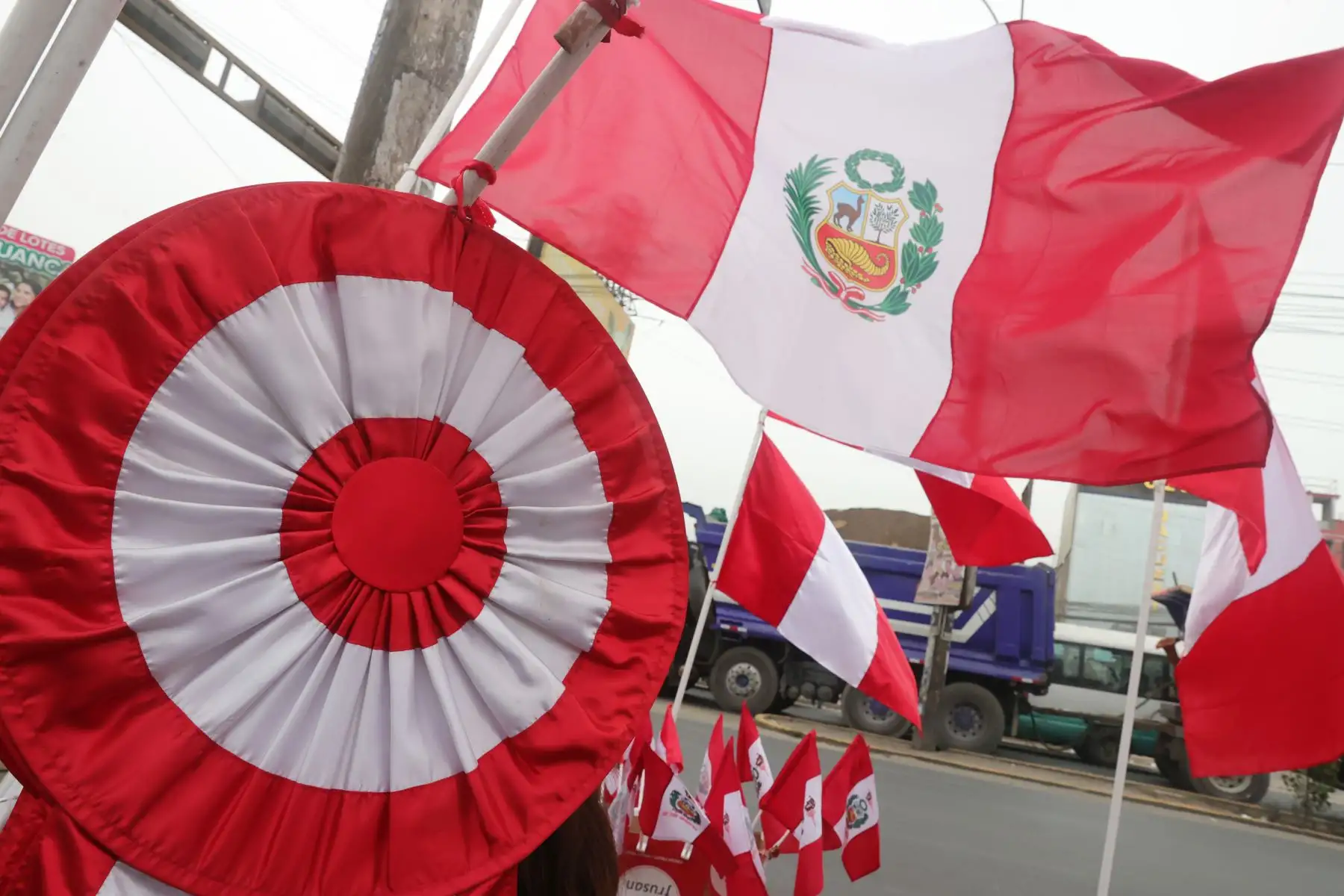A lo largo de la avenida Nicolás Ayllón, entre los distritos de Santa Anita y Ate Vitarte, se observa el alza de la venta de banderas, escarapelas y otros símbolos patrios a pocas semanas de celebrarse las Fiestas Patrias de Perú. Foto: ANDINA/Melina Mejía