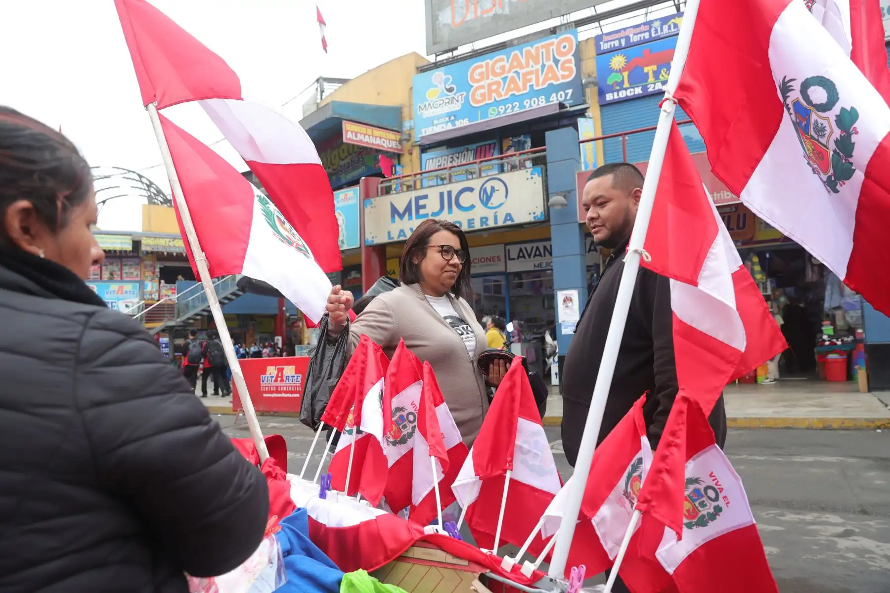 A lo largo de la avenida Nicolás Ayllón, entre los distritos de Santa Anita y Ate Vitarte, se observa el alza de la venta de banderas, escarapelas y otros símbolos patrios a pocas semanas de celebrarse las Fiestas Patrias de Perú. Foto: ANDINA/Melina Mejía