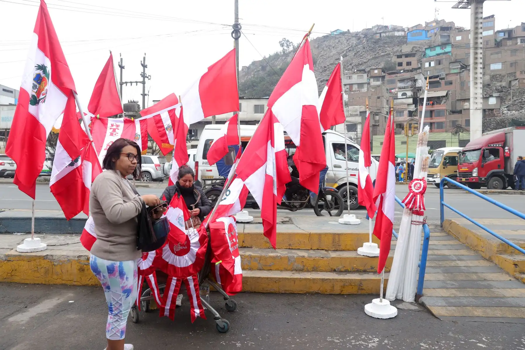 A lo largo de la avenida Nicolás Ayllón, entre los distritos de Santa Anita y Ate Vitarte, se observa el alza de la venta de banderas, escarapelas y otros símbolos patrios a pocas semanas de celebrarse las Fiestas Patrias de Perú. Foto: ANDINA/Melina Mejía