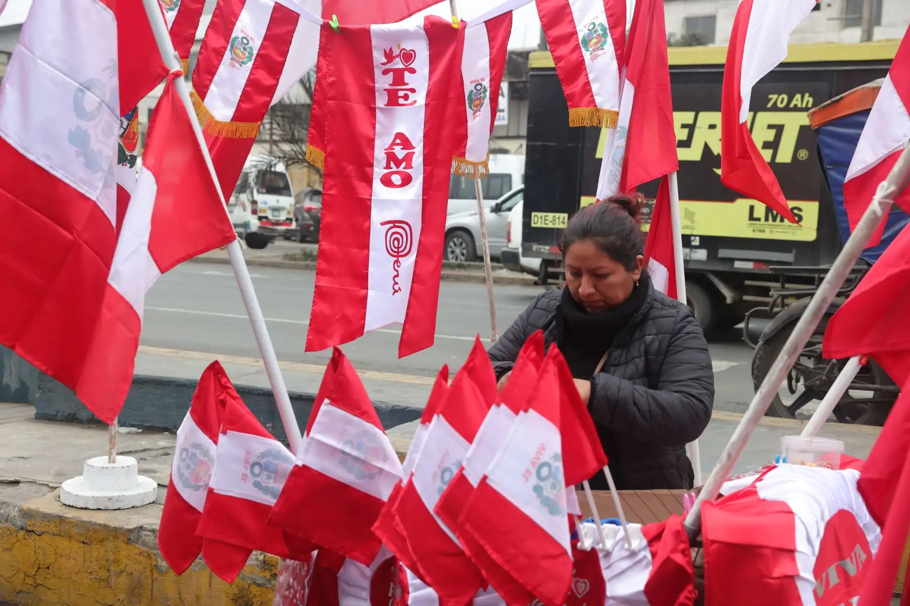 A lo largo de la avenida Nicolás Ayllón, entre los distritos de Santa Anita y Ate Vitarte, se observa el alza de la venta de banderas, escarapelas y otros símbolos patrios a pocas semanas de celebrarse las Fiestas Patrias de Perú. Foto: ANDINA/Melina Mejía