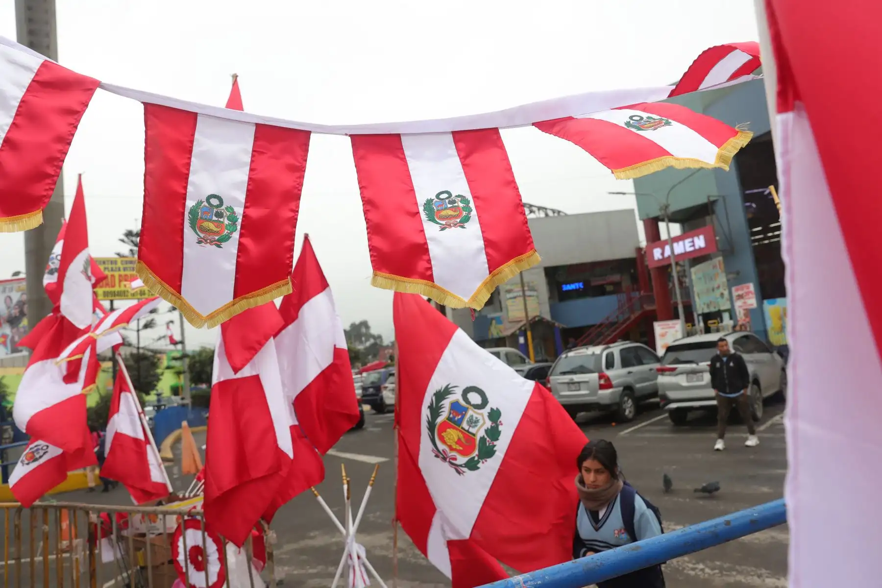 A lo largo de la avenida Nicolás Ayllón, entre los distritos de Santa Anita y Ate Vitarte, se observa el alza de la venta de banderas, escarapelas y otros símbolos patrios a pocas semanas de celebrarse las Fiestas Patrias de Perú. Foto: ANDINA/Melina Mejía