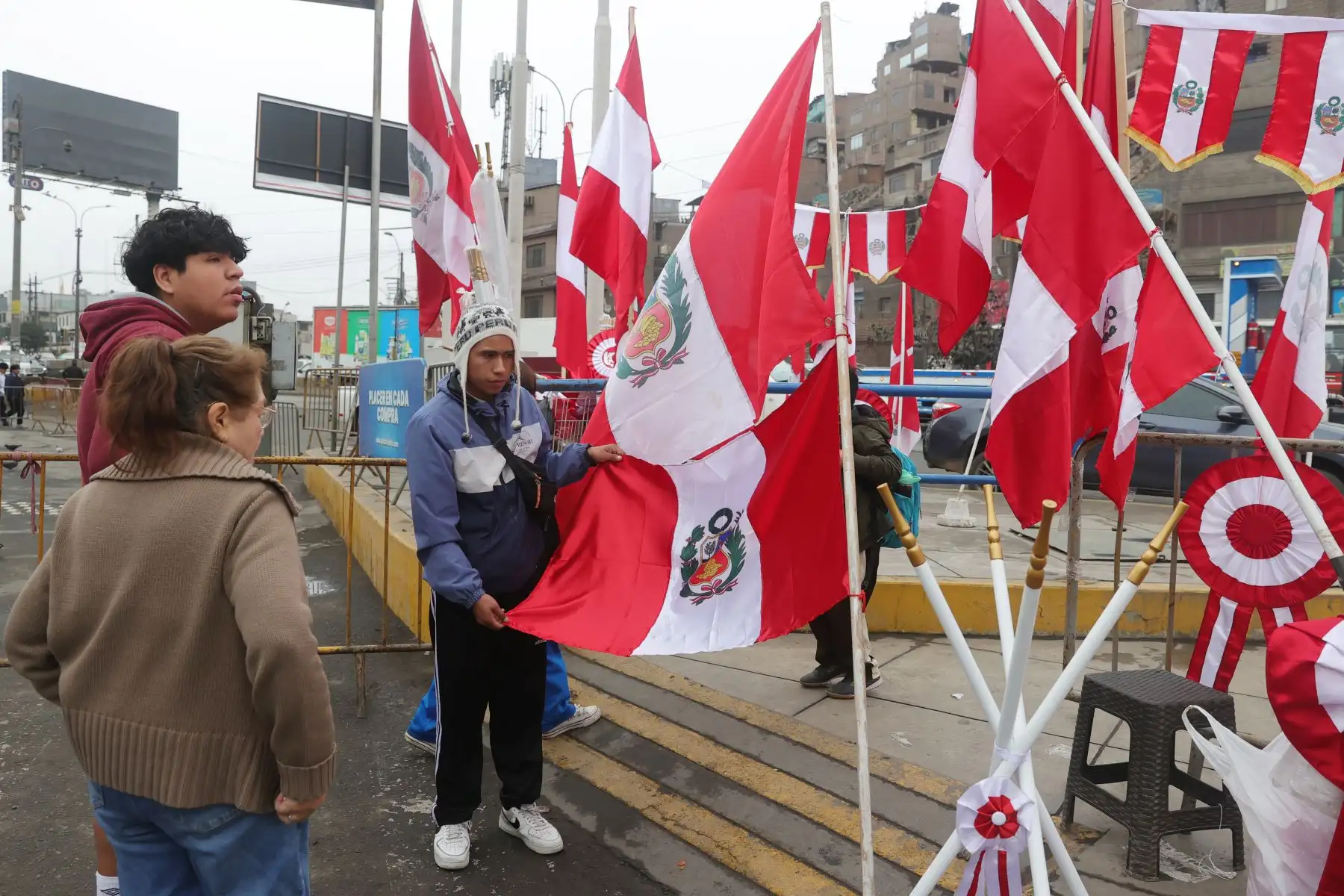A lo largo de la avenida Nicolás Ayllón, entre los distritos de Santa Anita y Ate Vitarte, se observa el alza de la venta de banderas, escarapelas y otros símbolos patrios a pocas semanas de celebrarse las Fiestas Patrias de Perú. Foto: ANDINA/Melina Mejía