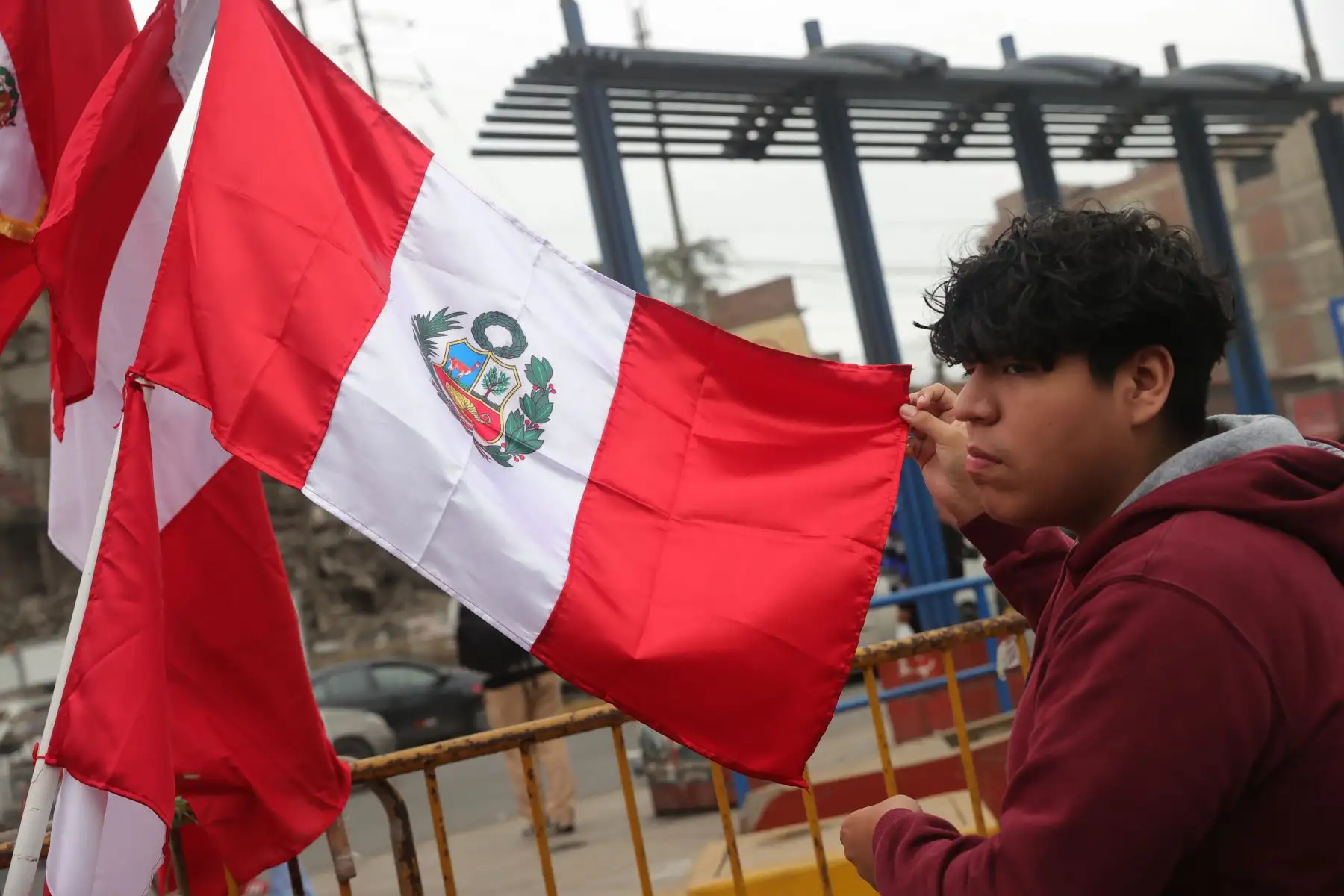 A lo largo de la avenida Nicolás Ayllón, entre los distritos de Santa Anita y Ate Vitarte, se observa el alza de la venta de banderas, escarapelas y otros símbolos patrios a pocas semanas de celebrarse las Fiestas Patrias de Perú. Foto: ANDINA/Melina Mejía