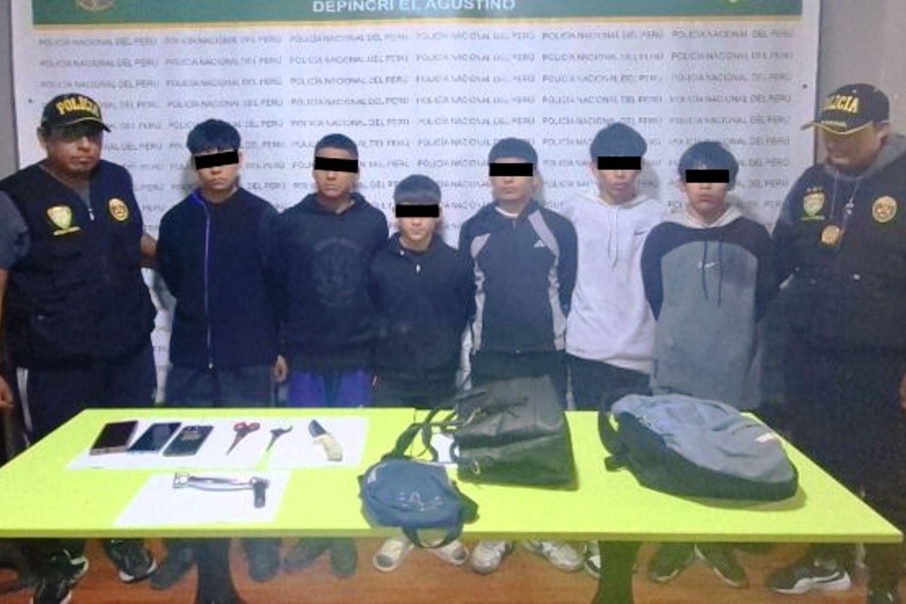 Los menores fueron detenidos en pleno intento de robo. Las armas blanca incautadas fueron registradas como evidencia de hecho. Foto: ANDINA/Difusión