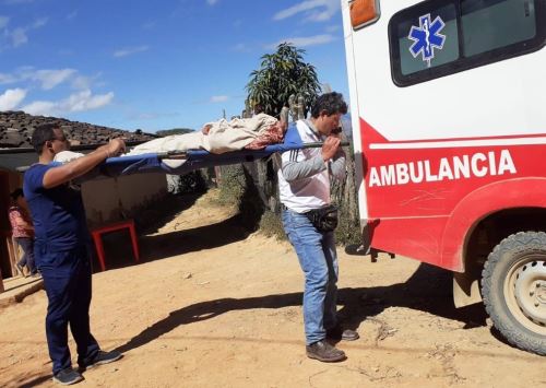 Profesionales de salud de Piura salvaron la vida de una gestante en caserío de difícil acceso en Ayabaca. La llevaron a pie para recibir atención médica. ANDINA/Difusión