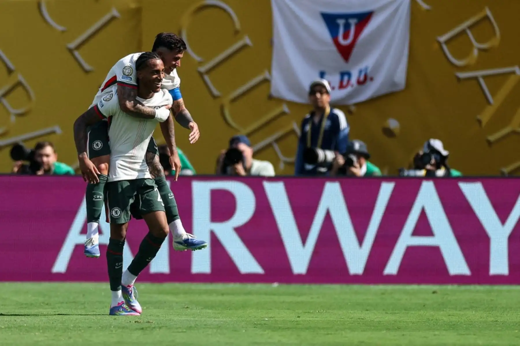 El Chelsea selló su pase a la final del Mundial de Clubes con una clara victoria por 2-0 sobre Fluminense en el MetLife Stadium. Con un doblete de João Pedro, a los 18 y 56 minutos, el conjunto inglés dominó de principio a fin, sin dejar opciones al equipo brasileño. Pese al apoyo de su hinchada y la esperanza puesta en Jhon Arias, el equipo brasileño no pudo contra los blues. Foto: AFP