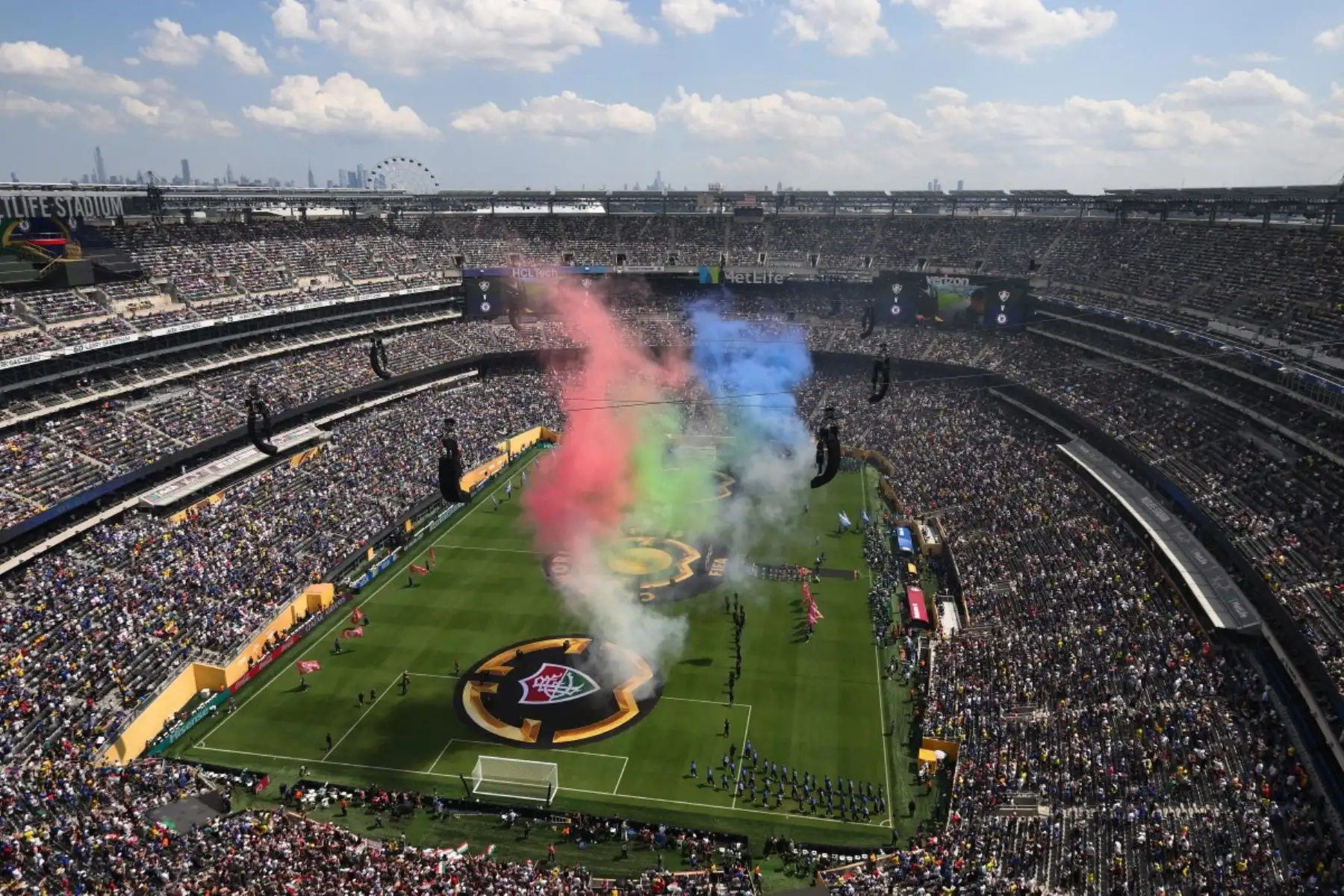 El Chelsea selló su pase a la final del Mundial de Clubes con una clara victoria por 2-0 sobre Fluminense en el MetLife Stadium. Con un doblete de João Pedro, a los 18 y 56 minutos, el conjunto inglés dominó de principio a fin, sin dejar opciones al equipo brasileño. Pese al apoyo de su hinchada y la esperanza puesta en Jhon Arias, el equipo brasileño no pudo contra los blues. Foto: AFP