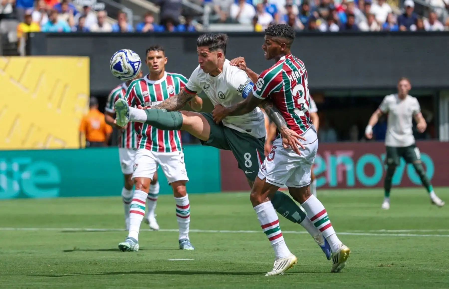 El Chelsea selló su pase a la final del Mundial de Clubes con una clara victoria por 2-0 sobre Fluminense en el MetLife Stadium. Con un doblete de João Pedro, a los 18 y 56 minutos, el conjunto inglés dominó de principio a fin, sin dejar opciones al equipo brasileño. Pese al apoyo de su hinchada y la esperanza puesta en Jhon Arias, el equipo brasileño no pudo contra los blues. Foto: AFP