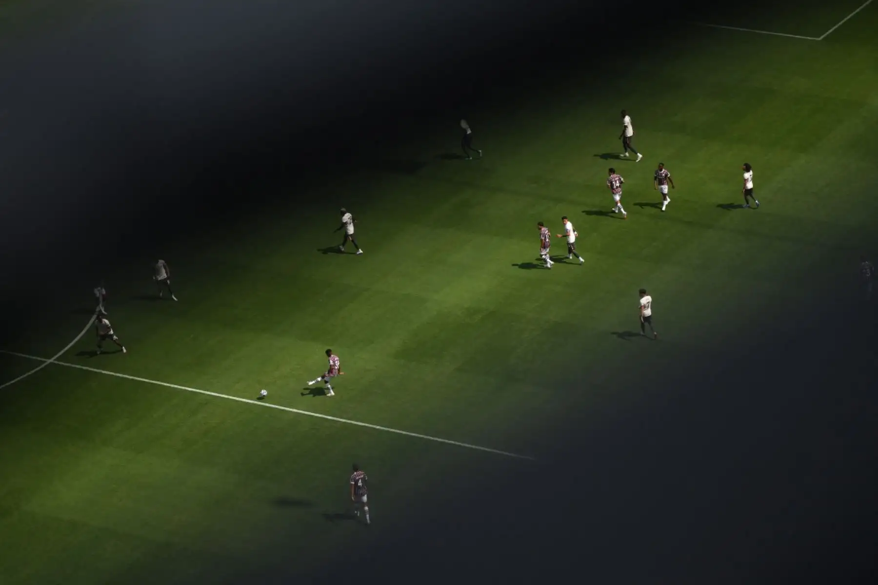 El Chelsea selló su pase a la final del Mundial de Clubes con una clara victoria por 2-0 sobre Fluminense en el MetLife Stadium. Con un doblete de João Pedro, a los 18 y 56 minutos, el conjunto inglés dominó de principio a fin, sin dejar opciones al equipo brasileño. Pese al apoyo de su hinchada y la esperanza puesta en Jhon Arias, el equipo brasileño no pudo contra los blues. Foto: AFP