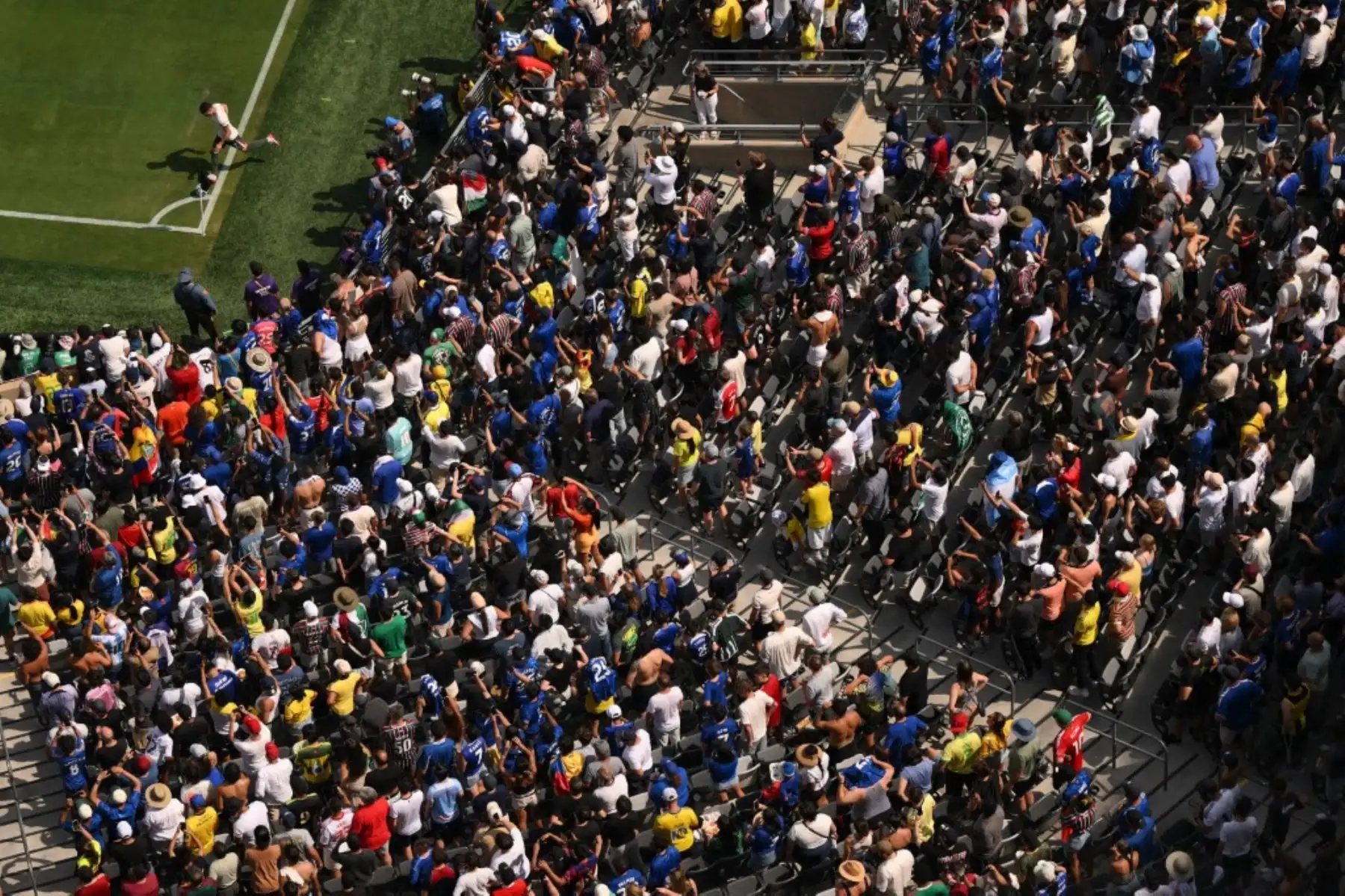 El Chelsea selló su pase a la final del Mundial de Clubes con una clara victoria por 2-0 sobre Fluminense en el MetLife Stadium. Con un doblete de João Pedro, a los 18 y 56 minutos, el conjunto inglés dominó de principio a fin, sin dejar opciones al equipo brasileño. Pese al apoyo de su hinchada y la esperanza puesta en Jhon Arias, el equipo brasileño no pudo contra los blues. Foto: AFP
