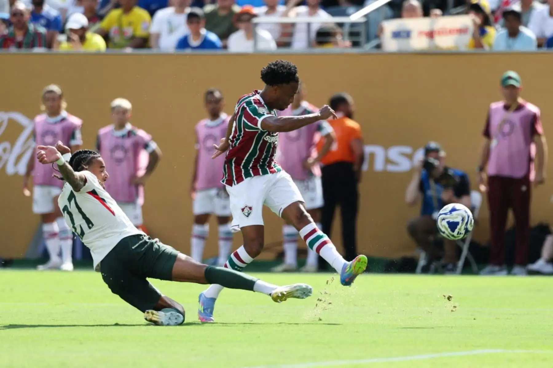 El Chelsea selló su pase a la final del Mundial de Clubes con una clara victoria por 2-0 sobre Fluminense en el MetLife Stadium. Con un doblete de João Pedro, a los 18 y 56 minutos, el conjunto inglés dominó de principio a fin, sin dejar opciones al equipo brasileño. Pese al apoyo de su hinchada y la esperanza puesta en Jhon Arias, el equipo brasileño no pudo contra los blues. Foto: AFP