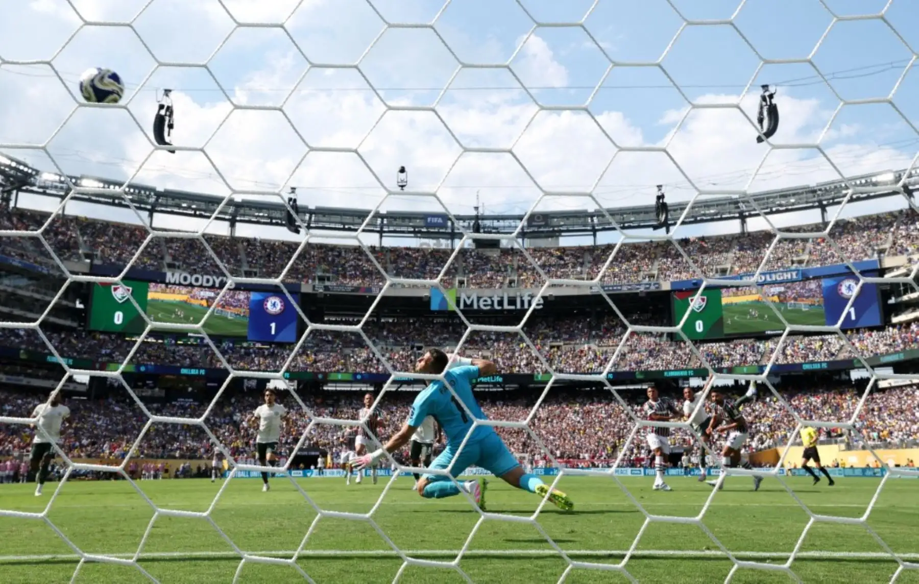 El Chelsea selló su pase a la final del Mundial de Clubes con una clara victoria por 2-0 sobre Fluminense en el MetLife Stadium. Con un doblete de João Pedro, a los 18 y 56 minutos, el conjunto inglés dominó de principio a fin, sin dejar opciones al equipo brasileño. Pese al apoyo de su hinchada y la esperanza puesta en Jhon Arias, el equipo brasileño no pudo contra los blues. Foto: AFP