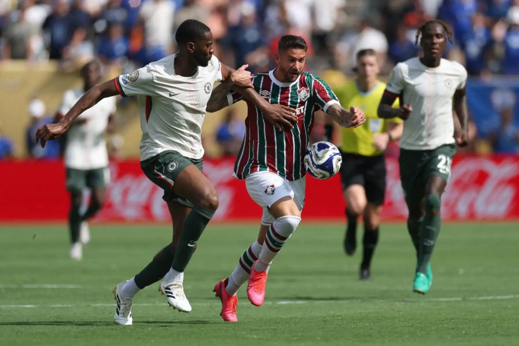 El Chelsea selló su pase a la final del Mundial de Clubes con una clara victoria por 2-0 sobre Fluminense en el MetLife Stadium. Con un doblete de João Pedro, a los 18 y 56 minutos, el conjunto inglés dominó de principio a fin, sin dejar opciones al equipo brasileño. Pese al apoyo de su hinchada y la esperanza puesta en Jhon Arias, el equipo brasileño no pudo contra los blues. Foto: AFP