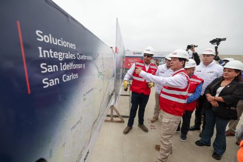 Jefe del Gabinete, Eduardo Arana, inspecciona avances de las obras que se realizan en las quebradas de San Idelfonso y San Carlos, en La Libertad
