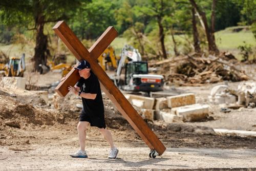 Inundaciones en Texas dejan 108 muertos y más de 160 desaparecidos