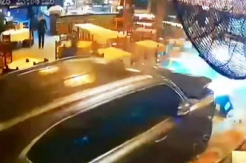 Sujeto que embistió su auto contra un restaurante podría recibir hasta 10 años de prisión por los delitos de daños materiales y tentativa de asesinato. Foto: ANDINA/CapturaTV.
