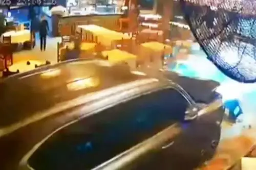 Sujeto que embistió su auto contra un restaurante podría recibir hasta 10 años de prisión por los delitos de daños materiales y tentativa de asesinato. Foto: ANDINA/CapturaTV.