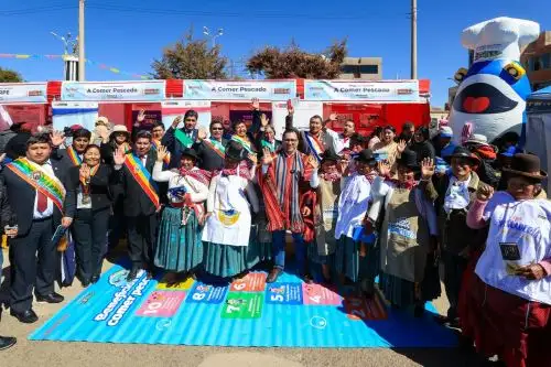 Ministro de la Producción, Sergio González, participó en la feria multiservicios en Mañazo, Puno. Foto: Cortesía.