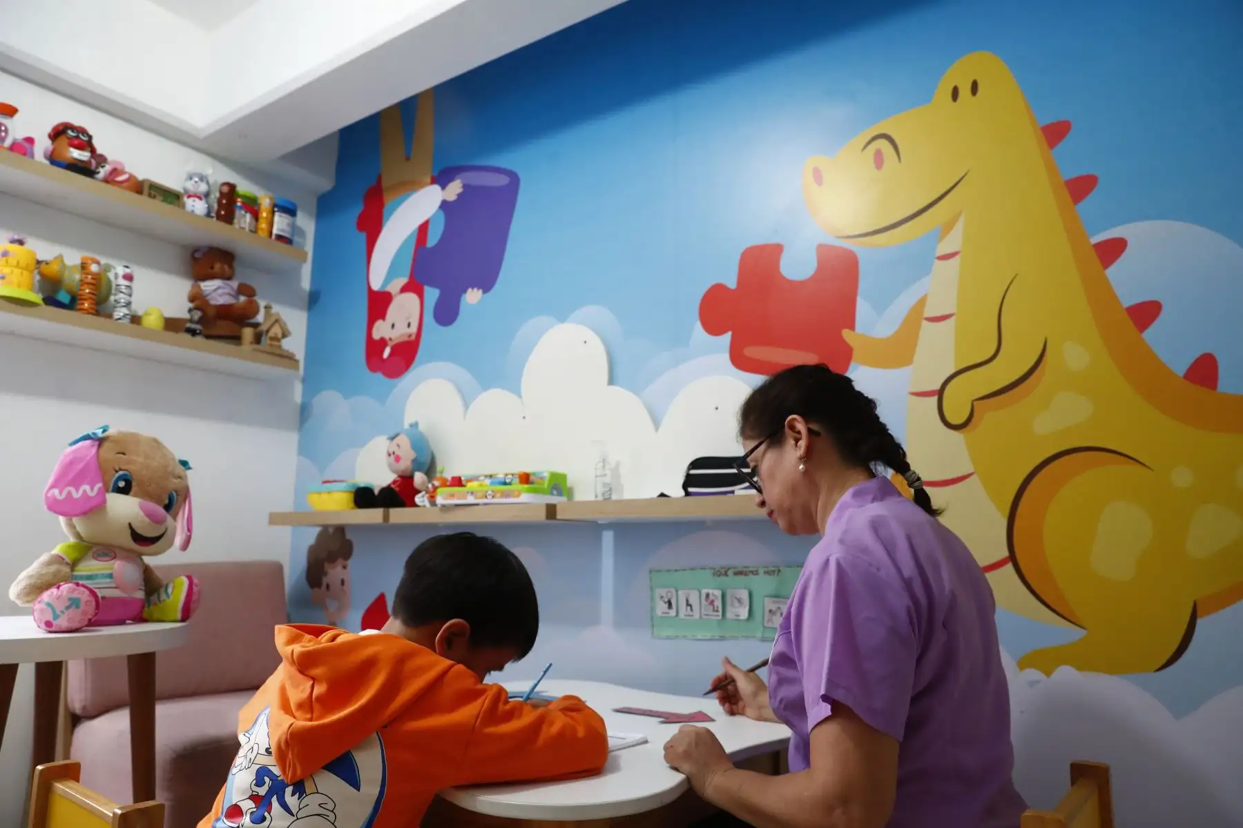 Niños con Trastorno por Déficit de Atención e Hiperactividad (TDAH) y con Trastorno del Espectro Autista recibiendo terapia en el centro de terapias integrales Miterap de Miraflores, en el marco de celebrarse el Día Internacional del TDAH. Foto: ANDINA/Daniel Bracamonte