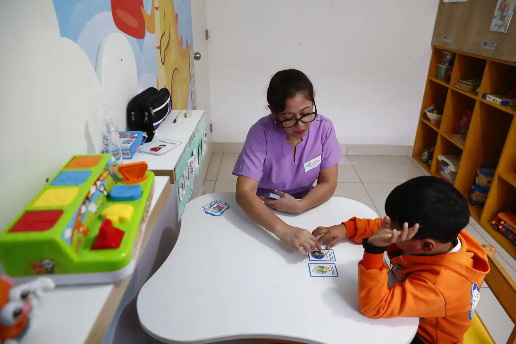 Niños con Trastorno por Déficit de Atención e Hiperactividad (TDAH) y con Trastorno del Espectro Autista recibiendo terapia en el centro de terapias integrales Miterap de Miraflores, en el marco de celebrarse el Día Internacional del TDAH. Foto: ANDINA/Daniel Bracamonte