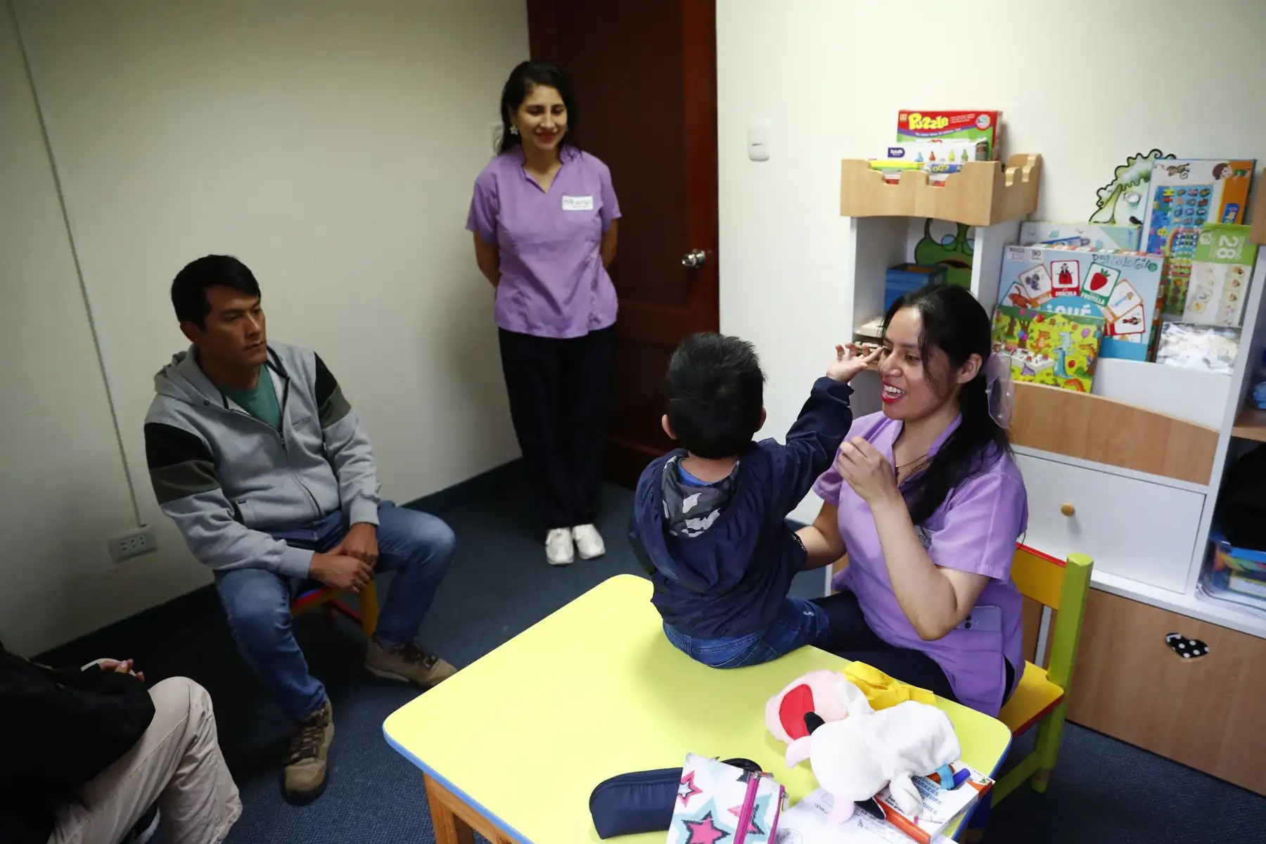 Niño con Trastorno por Déficit de Atención e Hiperactividad (TDAH) acudiendo a terapia junto a sus padres en el centro de terapias integrales Miterap de Miraflores, a pocos días de celebrarse el Día Internacional del TDAH. Foto: ANDINA/Daniel Bracamonte