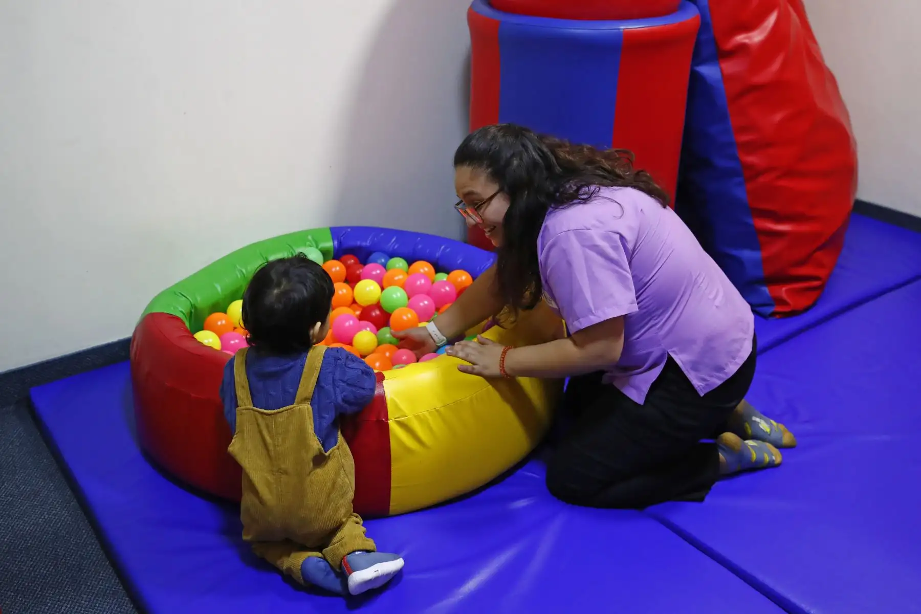 Niños con Trastorno por Déficit de Atención e Hiperactividad (TDAH) y con Trastorno del Espectro Autista recibiendo terapia en el centro de terapias integrales Miterap de Miraflores, en el marco de celebrarse el Día Internacional del TDAH. Foto: ANDINA/Daniel Bracamonte