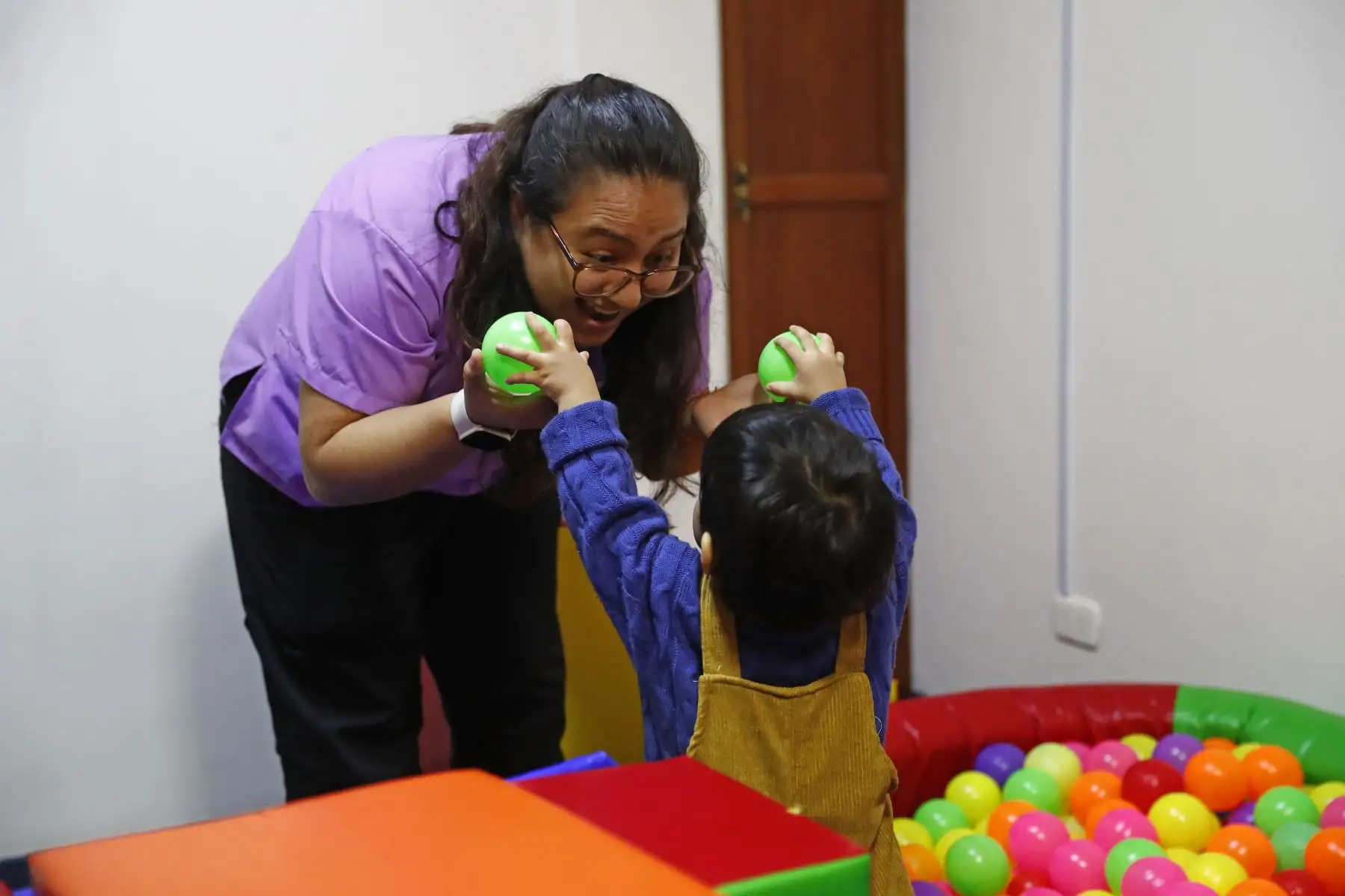 Niños con Trastorno por Déficit de Atención e Hiperactividad (TDAH) y con Trastorno del Espectro Autista recibiendo terapia en el centro de terapias integrales Miterap de Miraflores, en el marco de celebrarse el Día Internacional del TDAH. Foto: ANDINA/Daniel Bracamonte