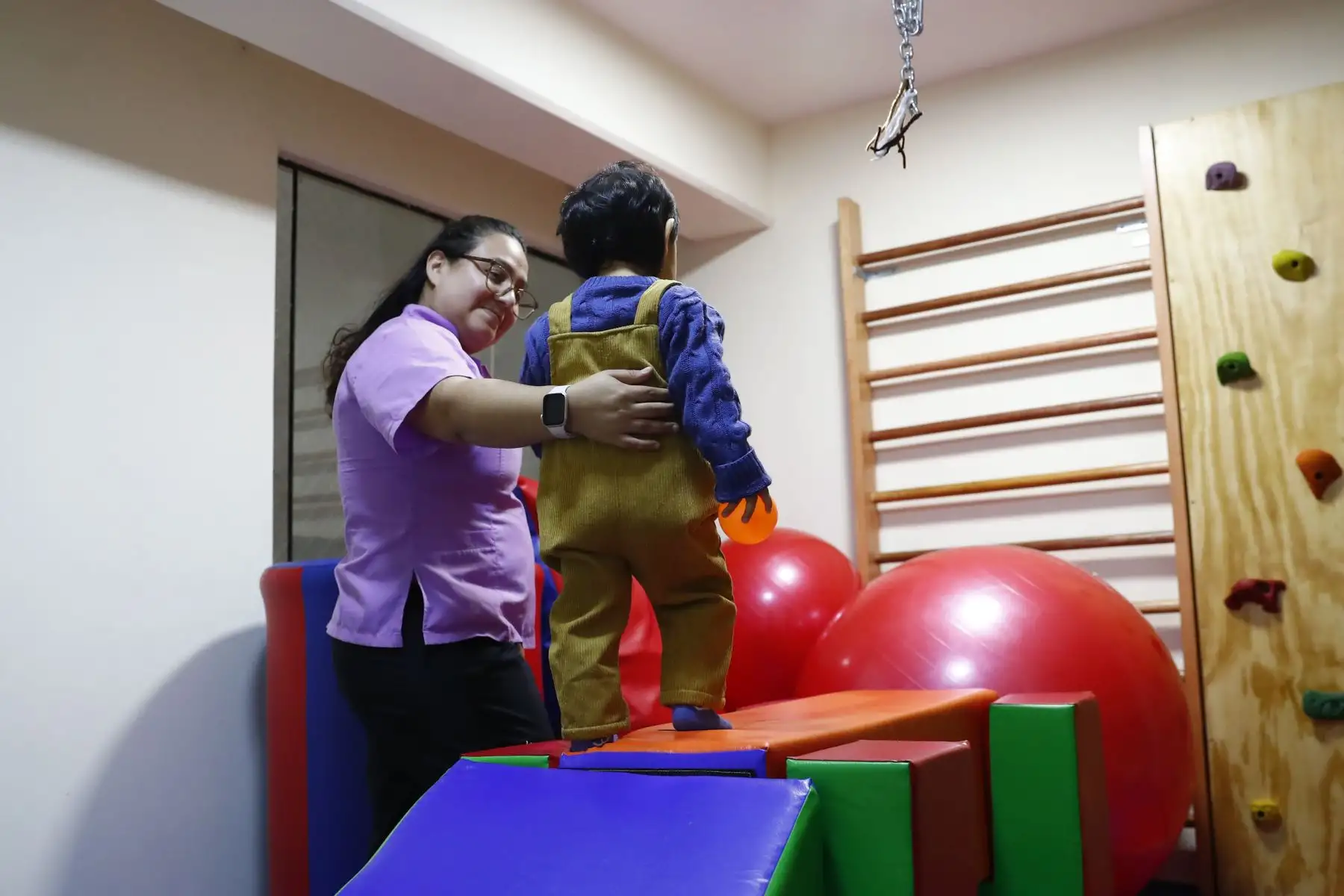 Niños con Trastorno por Déficit de Atención e Hiperactividad (TDAH) y con Trastorno del Espectro Autista recibiendo terapia en el centro de terapias integrales Miterap de Miraflores, en el marco de celebrarse el Día Internacional del TDAH. Foto: ANDINA/Daniel Bracamonte
