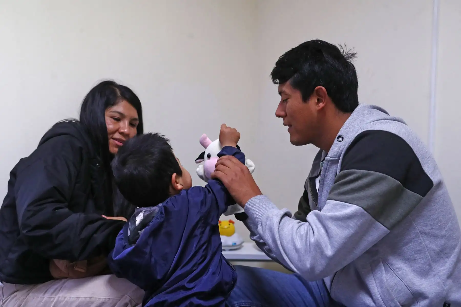 Niño con Trastorno por Déficit de Atención e Hiperactividad (TDAH) acudiendo a terapia junto a sus padres en el centro de terapias integrales Miterap de Miraflores, a pocos días de celebrarse el Día Internacional del TDAH. Foto: ANDINA/Daniel Bracamonte