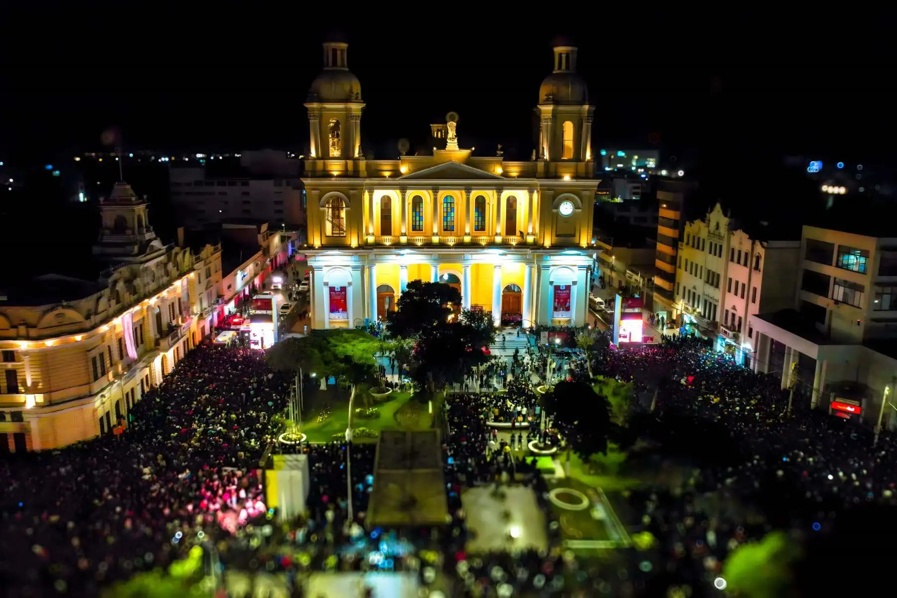 Durante las celebraciones por Fiestas Patrias, la región Lambayeque espera recibir a más de 250 mil turistas, generando un movimiento económico de 20 millones de soles. El Gobierno Regional impulsa seis festivales emblemáticos y lanza la ruta turística del Papa León XIV, con 22 atractivos. Además, invierte en seguridad, limpieza y recapeo de calles en Chiclayo, buscando posicionarla como un destino cultural, religioso y seguro para visitantes nacionales e internacionales. Foto: ANDINA/Difusión
