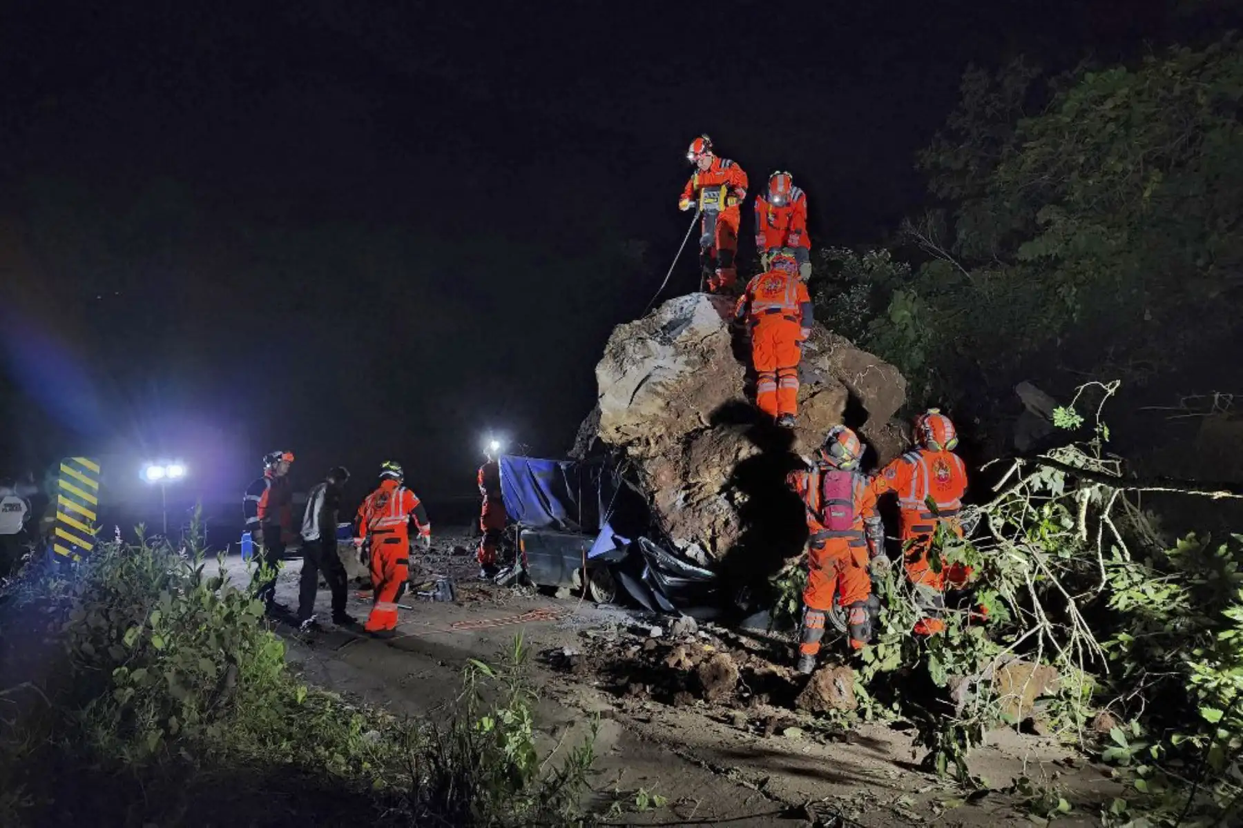 Bomberos voluntarios trabajan para recuperar los cuerpos de dos personas que fallecieron después de que su vehículo quedara sepultado bajo rocas y tierra durante un deslizamiento de tierra a consecuencia de los terremotos en Santa María de Jesús, Guatemala. Foto: AFP