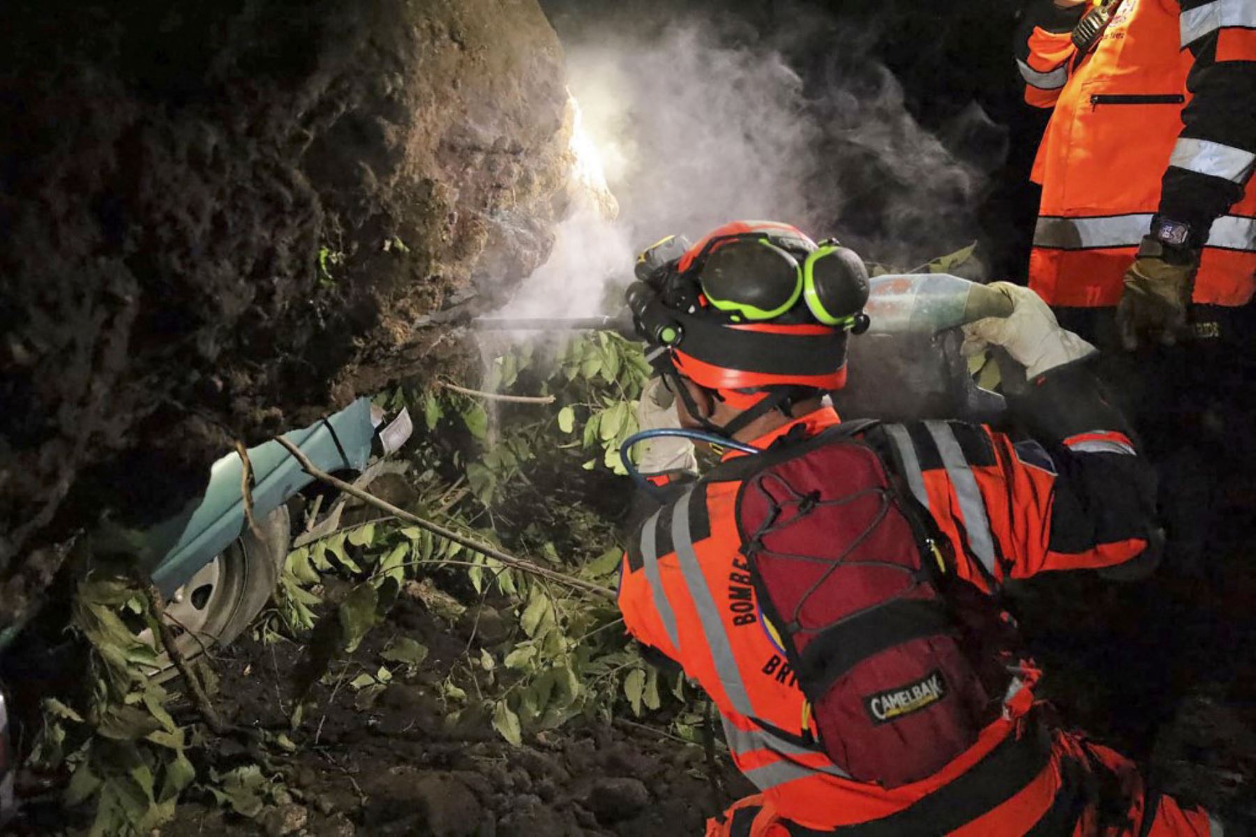 El derrumbe se registró en el kilómetro 47 de una vía al sur-oeste de la capital del país centroamericano y cercana a la turística ciudad de Antigua Guatemala. Foto: AFP