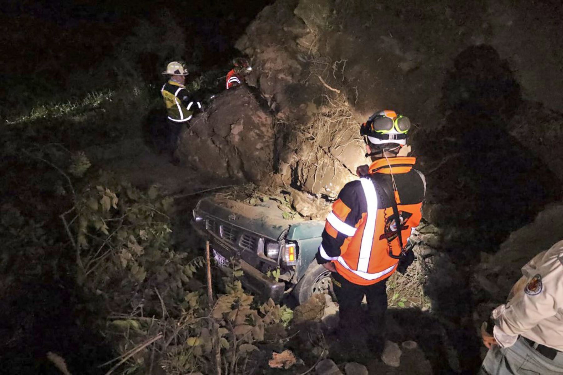 El derrumbe se registró en el kilómetro 47 de una vía al sur-oeste de la capital del país centroamericano y cercana a la turística ciudad de Antigua Guatemala. Foto: AFP