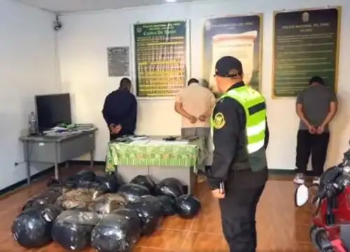 Los dos policías y el civil intervenidos se encuentran detenidos en la comisaría de Pariacoto, en la provincia de Huaraz, región Áncash. Ellos trasladaban más de 90 kg de marihuana. Foto: ANDINA/difusión.