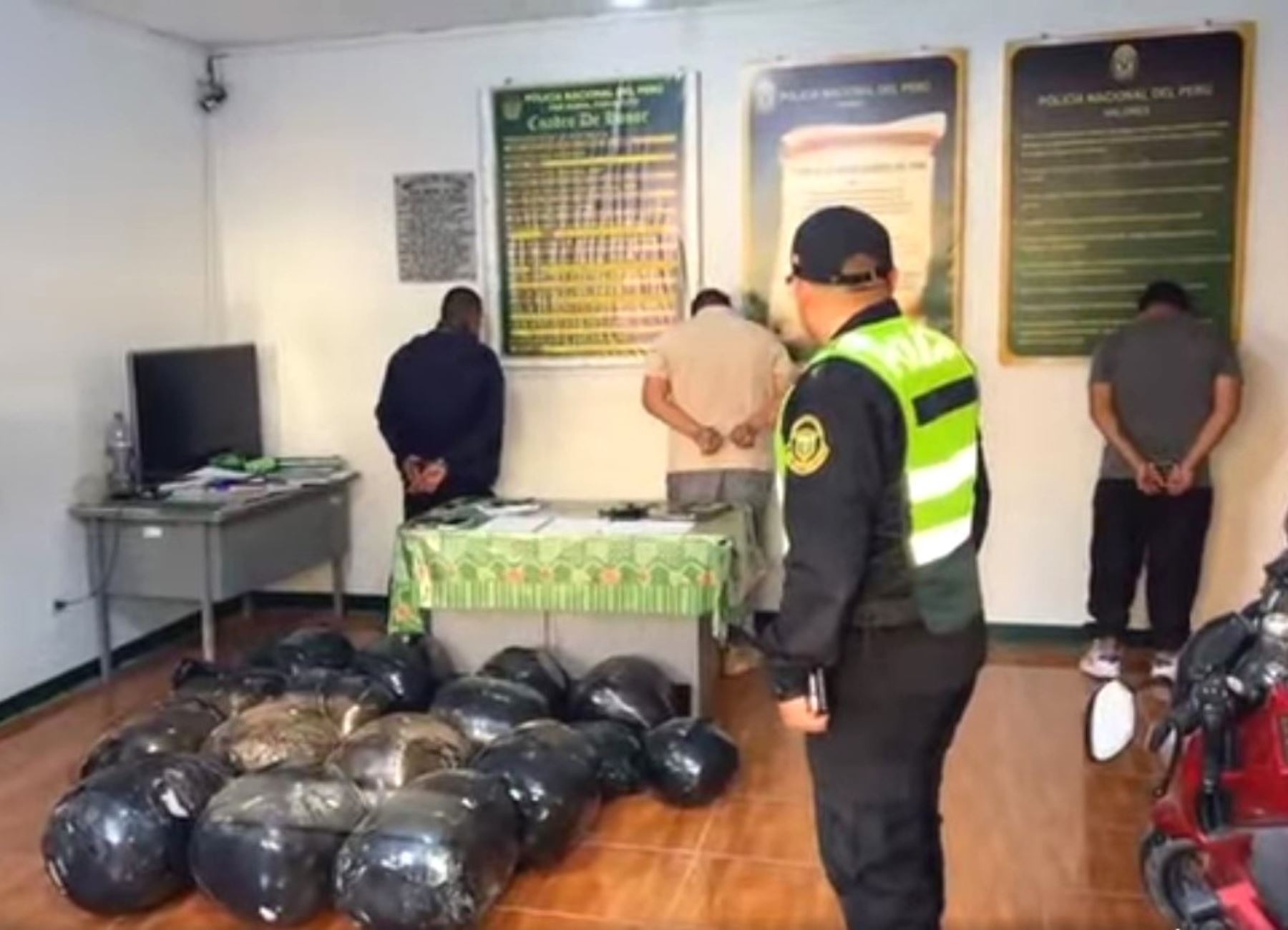 Los dos policías y el civil intervenidos se encuentran detenidos en la comisaría de Pariacoto, en la provincia de Huaraz, región Áncash. Ellos trasladaban más de 90 kg de marihuana. Foto: ANDINA/difusión.