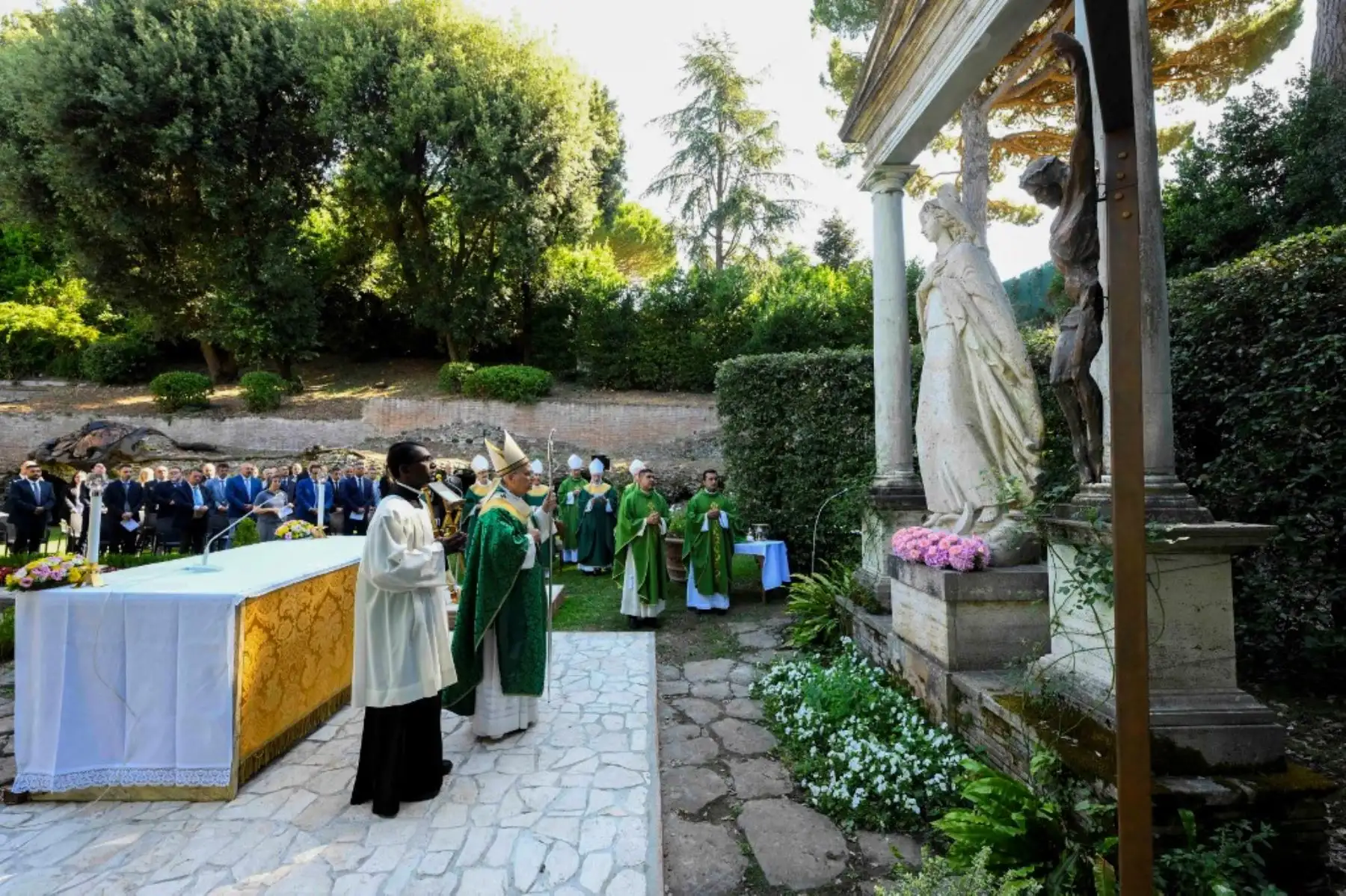 A lo largo de los siglos, Castel Gandolfo ha sido un refugio de serenidad para los papas. Situada a tan solo 24 kilómetros al sureste de Roma, esta pintoresca ciudad se alza sobre una colina que domina el lago Albano, ofreciendo un entorno ideal para el descanso espiritual y la contemplación. Foto: AFP