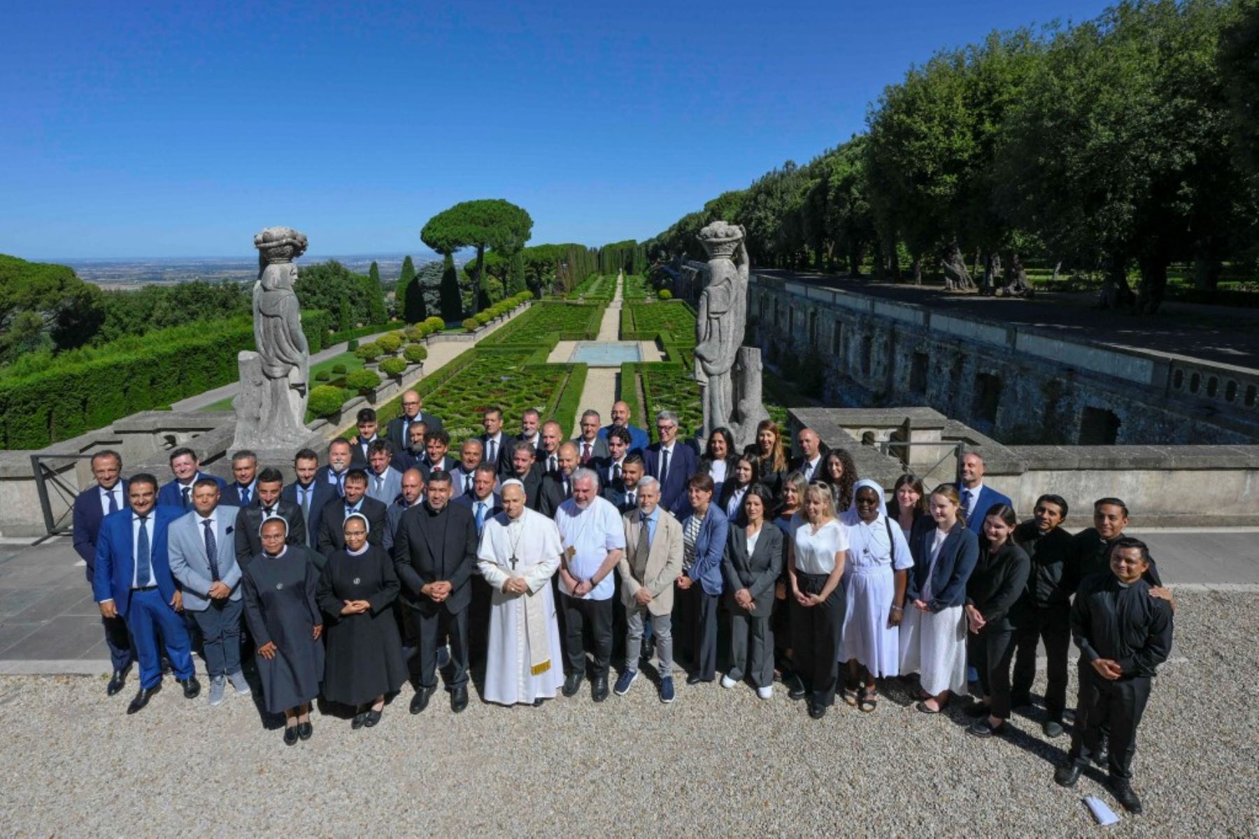 A lo largo de los siglos, Castel Gandolfo ha sido un refugio de serenidad para los papas. Situada a tan solo 24 kilómetros al sureste de Roma, esta pintoresca ciudad se alza sobre una colina que domina el lago Albano, ofreciendo un entorno ideal para el descanso espiritual y la contemplación. Foto: AFP